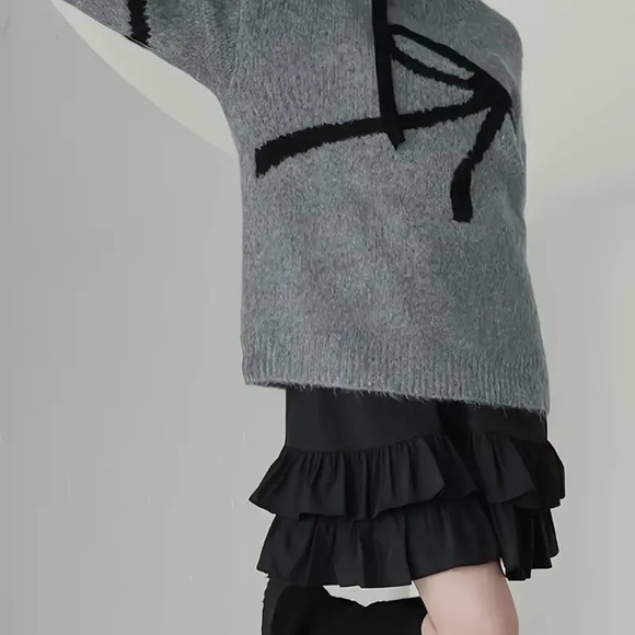⭐️NEW BOUTIQUE Gray Sweater with Black Bow Design⭐️ - Picture 3 of 5